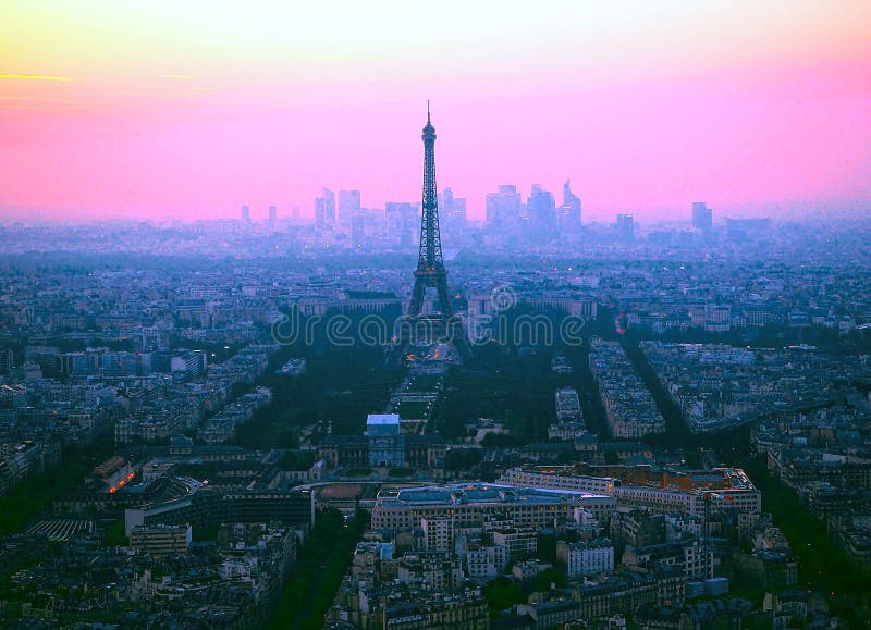Vogelperspektive des Eiffelturms, La-Verteidigung und die Dachspitzen von Paris während eines herrlichen Sonnenuntergangs, Frankr stockbilder Vogelperspektive des Eiffelturms, La-Verteidigung und die Dachspitzen von Paris während eines herrlichen Sonnenuntergangs, Frankr stockbilder