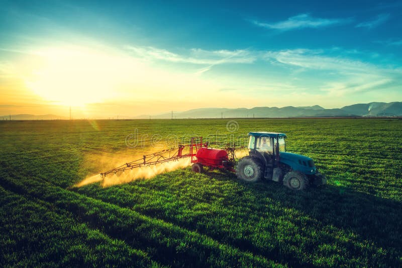 Vogelperspektive des Landwirtschaftstraktors pflügend und auf Feld sprühend lizenzfreies stockfoto