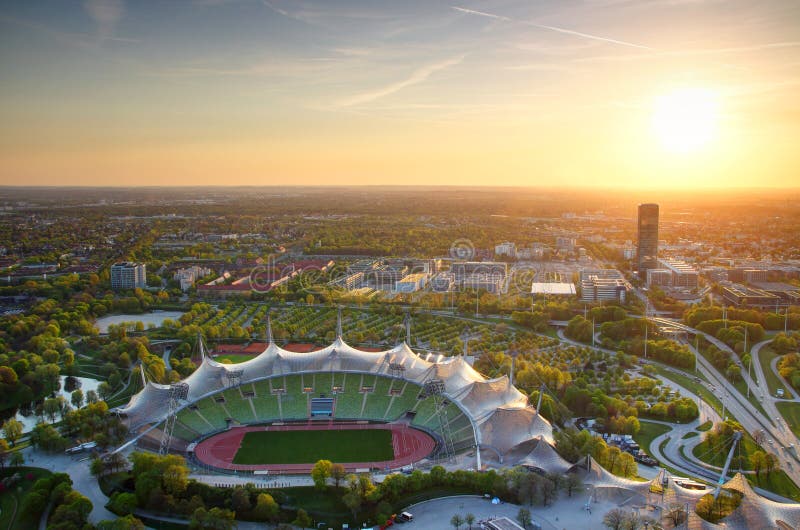 Vogelperspektive des Olympiageländes mit Stadion bei Sonnenuntergang in München lizenzfreie stockfotografie Vogelperspektive des Olympiageländes mit Stadion bei Sonnenuntergang in München lizenzfreie stockfotografie