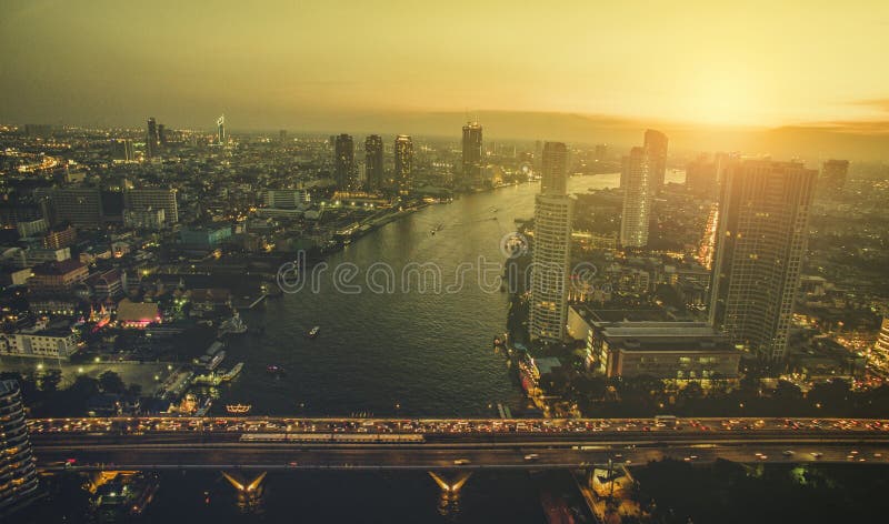 Vogelperspektive des Sonnenunterganghimmels über chaopraya Fluss und sathorn bridg lizenzfreies stockbild Vogelperspektive des Sonnenunterganghimmels über chaopraya Fluss und sathorn bridg lizenzfreies stockbild