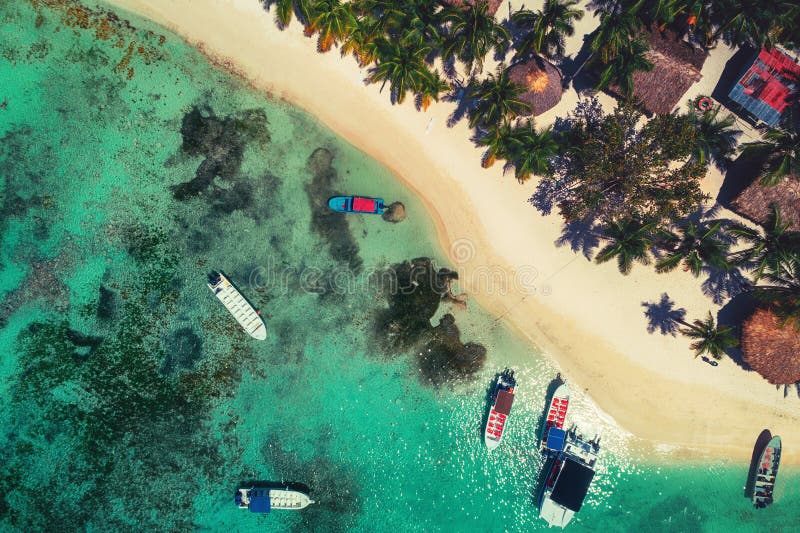 Vogelperspektive des Tropeninselstrandes in Erholungsort Punta Cana, Dominikanische Republik stockfotografie Vogelperspektive des Tropeninselstrandes in Erholungsort Punta Cana, Dominikanische Republik stockfotografie