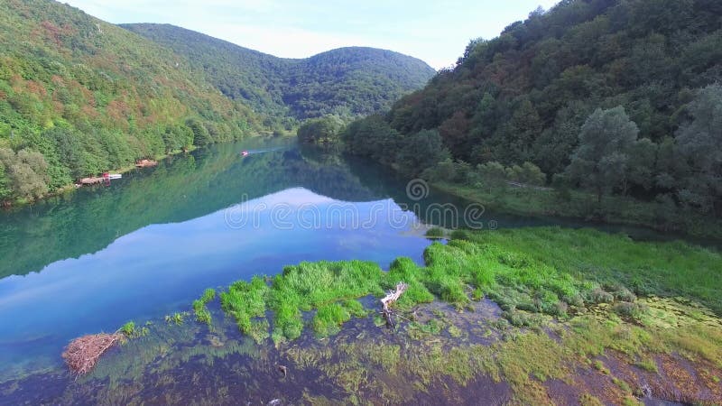 Vogelperspektive des Wassers kaskadiert auf Una-Fluss in Bosnien