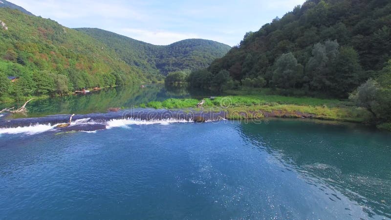 Vogelperspektive des Wassers kaskadiert auf Una-Fluss in Bosnien