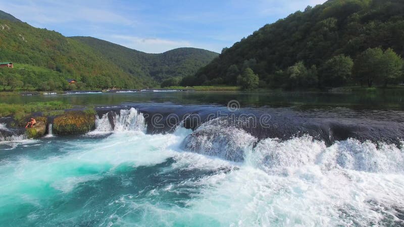 Vogelperspektive des Wassers kaskadiert auf Una-Fluss in Bosnien