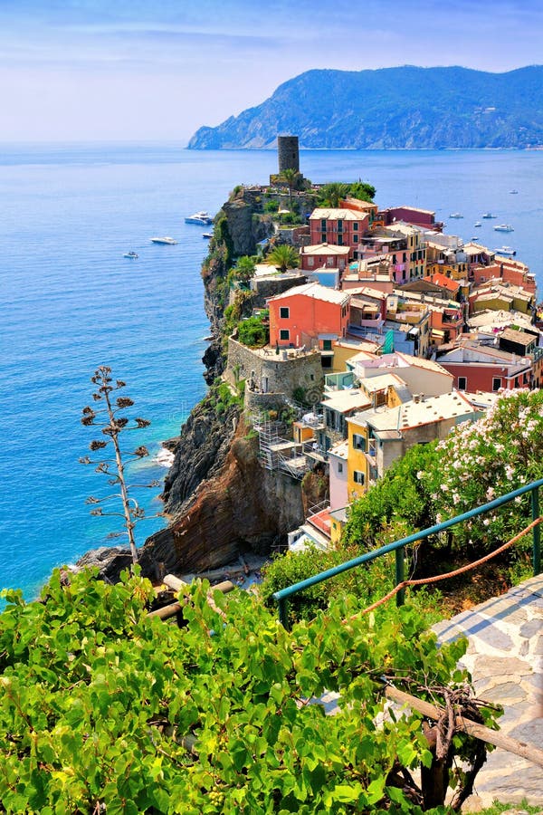 Vogelperspektive, die das schöne Cinque Terre-Dorf von Vernazza und von blauen Meer, Italien übersieht lizenzfreies stockfoto Vogelperspektive, die das schöne Cinque Terre-Dorf von Vernazza und von blauen Meer, Italien übersieht lizenzfreies stockfoto