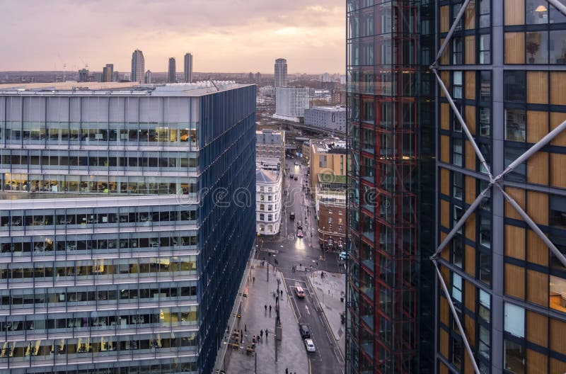 Vogelperspektive, die unten auf Sumner Street vom neuen Tate Modern Extensions-Gebäude schaut Bürogebäude im Sonnenunterganglicht stockbilder Vogelperspektive, die unten auf Sumner Street vom neuen Tate Modern Extensions-Gebäude schaut Bürogebäude im Sonnenunterganglicht stockbilder