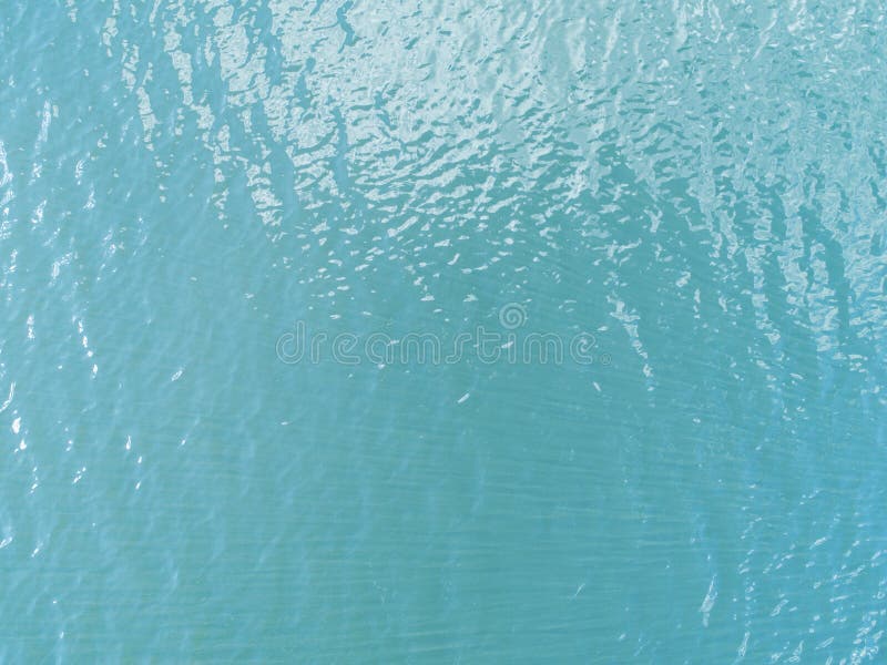 Vogelperspektive einer haarscharfen Meerwasserbeschaffenheit Ansicht vom oben genannten natürlichen blauen Hintergrund Türkiskräu