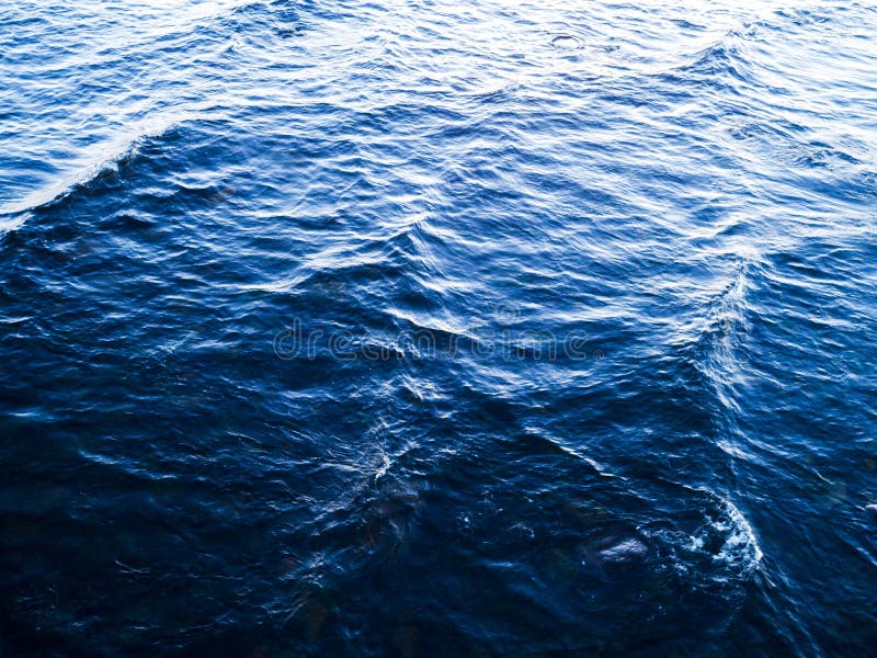 Vogelperspektive einer haarscharfen Meerwasserbeschaffenheit Ansicht vom oben genannten natürlichen blauen Hintergrund Türkiskräu