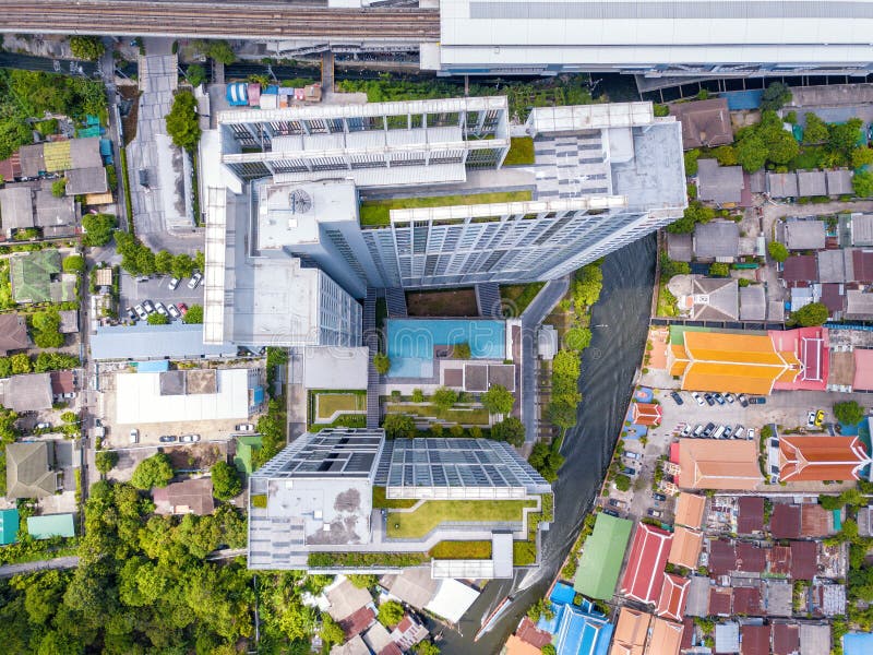 Vogelperspektive eines Kondominiums mit Swimmingpool und Himmelgarten Spitze des Wohnarchitekturgebäudes des hohen Aufstieges in lizenzfreie stockbilder Vogelperspektive eines Kondominiums mit Swimmingpool und Himmelgarten Spitze des Wohnarchitekturgebäudes des hohen Aufstieges in lizenzfreie stockbilder
