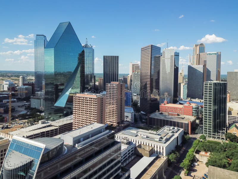 Vogelperspektive-im Stadtzentrum gelegene Dallas-Wolkenkratzer unter blauem Himmel der Wolke stockfotos Vogelperspektive-im Stadtzentrum gelegene Dallas-Wolkenkratzer unter blauem Himmel der Wolke stockfotos