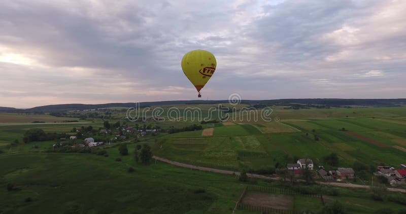 Vogelperspektive-Luftballone, die über Täler in Ukraine fliegen