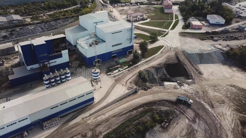 Vogelperspektive Rauch aus Schornsteine der Zementproduktionsanlage im Stadtbereich herauskommend. Gesamtlänge auf Lager. Ökologie