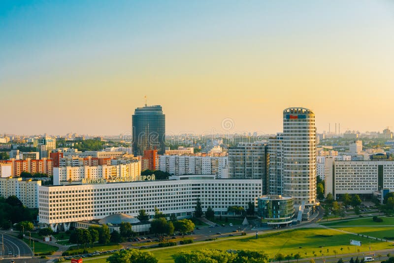 Vogelperspektive, Stadtbild von Minsk, Weißrussland Sommersaison, Sonnenuntergang lizenzfreies stockbild Vogelperspektive, Stadtbild von Minsk, Weißrussland Sommersaison, Sonnenuntergang lizenzfreies stockbild
