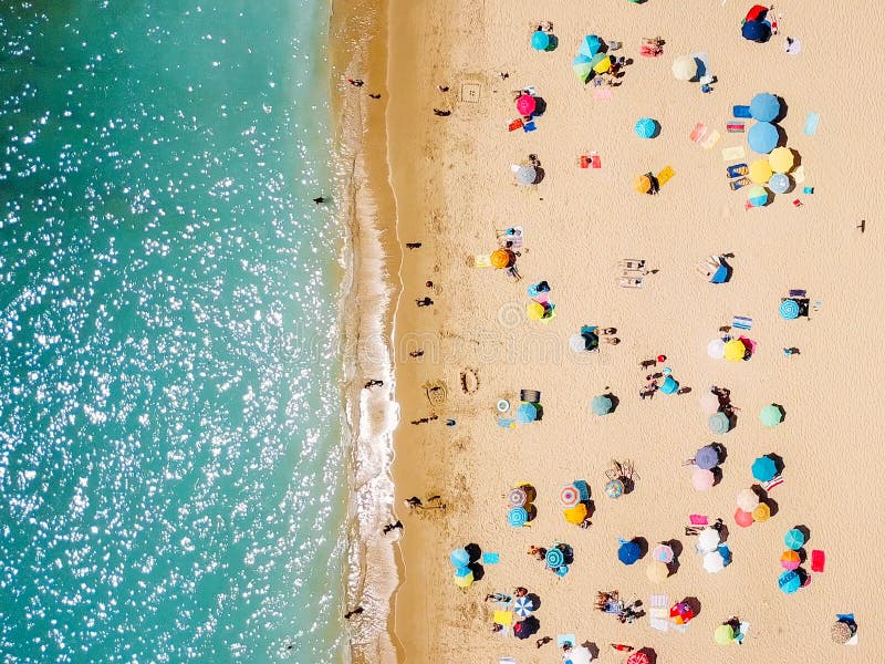 Vogelperspektive vom Fliegen-Brummen der Leute-Menge entspannend auf Strand lizenzfreie stockfotografie