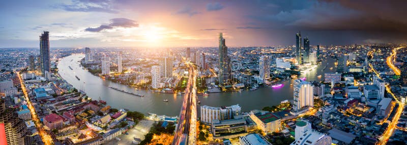Vogelperspektive von Bangkok-Skylinen und -wolkenkratzer mit hellen Spuren lizenzfreies stockbild Vogelperspektive von Bangkok-Skylinen und -wolkenkratzer mit hellen Spuren lizenzfreies stockbild