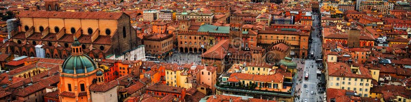 Vogelperspektive von Bologna, Italien bei Sonnenuntergang stockbild Vogelperspektive von Bologna, Italien bei Sonnenuntergang stockbild
