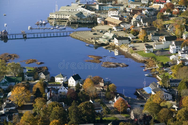 Vogelperspektive von Boothbay-Hafen auf Maine-Küstenlinie