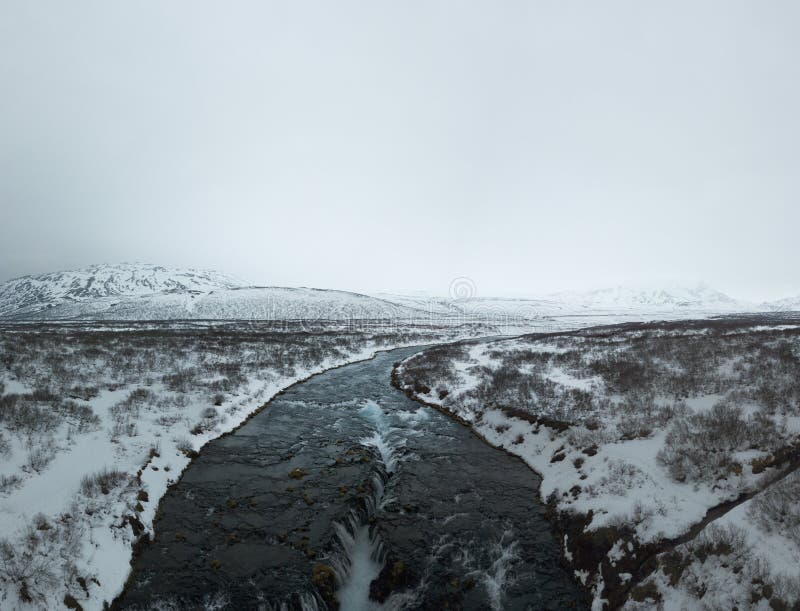 Vogelperspektive von Bruarfoss-Wasserfall in Island mit leerem Raum für Text-/Landschaftsphotographie/drone-Fotografie lizenzfreie stockfotos Vogelperspektive von Bruarfoss-Wasserfall in Island mit leerem Raum für Text-/Landschaftsphotographie/drone-Fotografie lizenzfreie stockfotos
