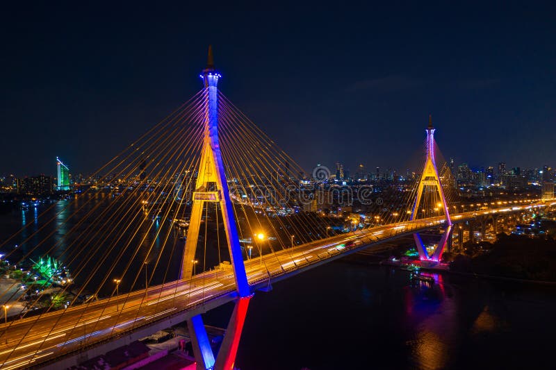 Vogelperspektive von Industrie-Ring Suspending-Brücke nachts in Bangkok lizenzfreie stockfotos Vogelperspektive von Industrie-Ring Suspending-Brücke nachts in Bangkok lizenzfreie stockfotos