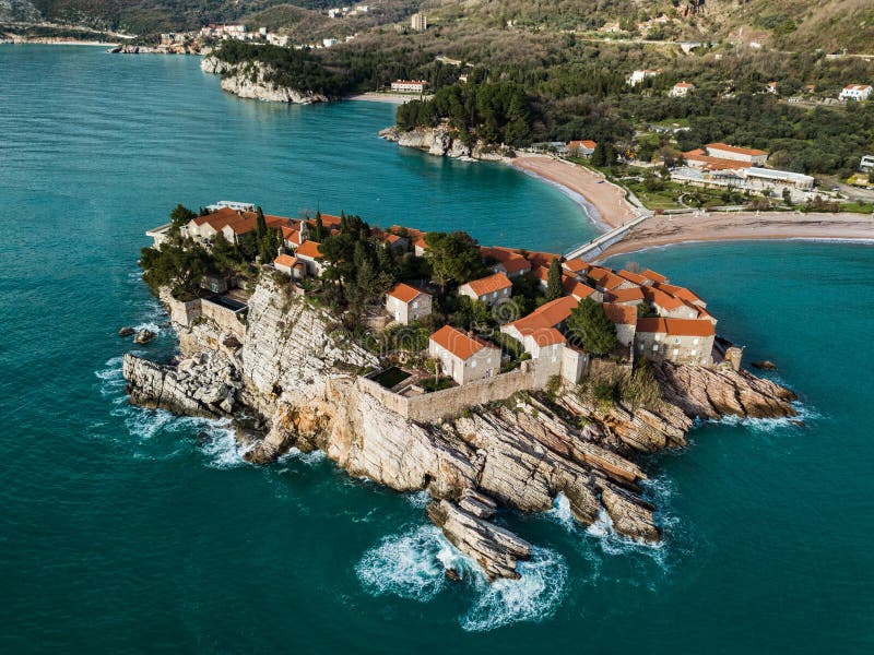 Vogelperspektive von Insel Sveti Stefan in Budva in einem schönen summe lizenzfreie stockbilder Vogelperspektive von Insel Sveti Stefan in Budva in einem schönen summe lizenzfreie stockbilder