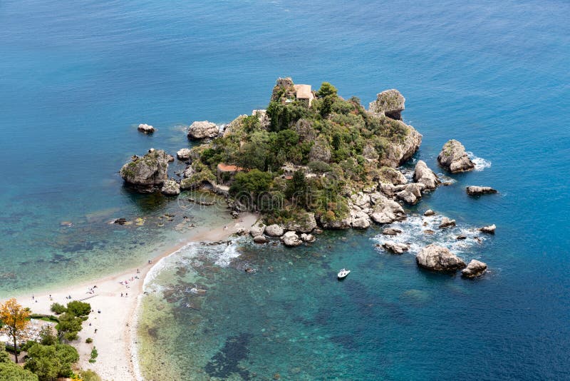 Vogelperspektive von Insel und von Strand in Taormina, Sizilien, Italien lizenzfreies stockbild Vogelperspektive von Insel und von Strand in Taormina, Sizilien, Italien lizenzfreies stockbild