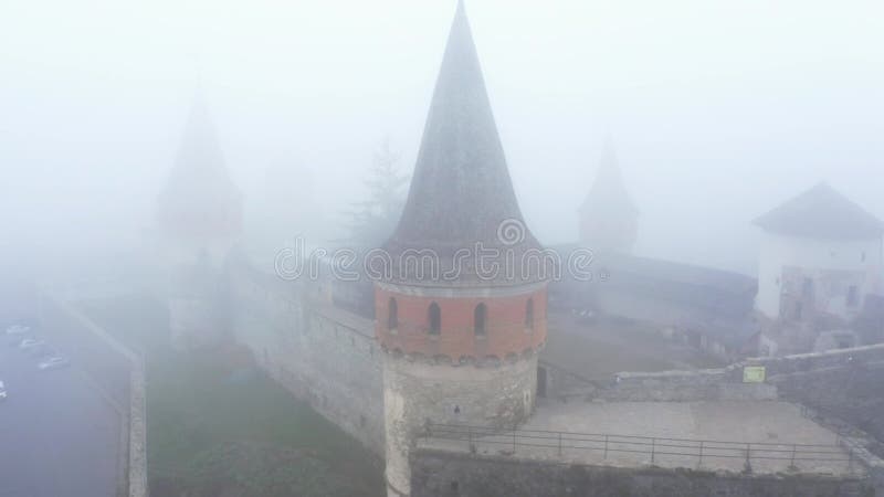 Vogelperspektive von kamianetspodilskyi Schloss in der Ukraine unter dem Nebel