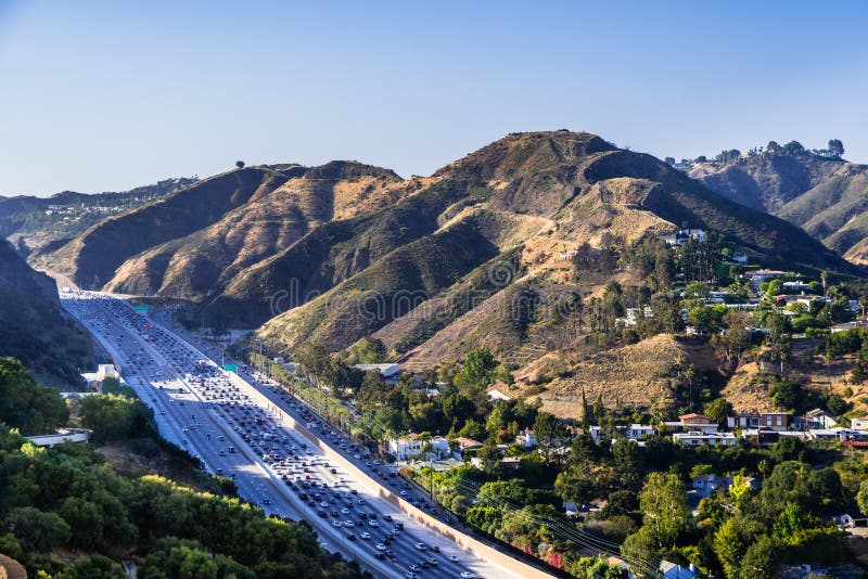 Vogelperspektive von Landstraße 405 mit starkem Verkehr; die Hügel von Bel Air-Nachbarschaft im Hintergrund; Los Angeles, Kalifor
