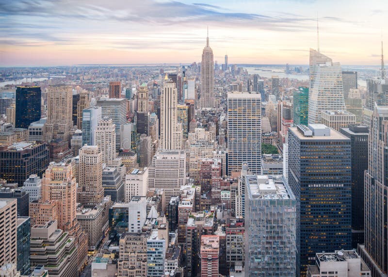 Vogelperspektive von Manhattan-Skylinen, Wolkenkratzer in New York City bei Sonnenuntergang am Abend