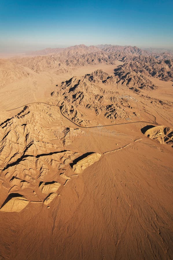 Vogelperspektive von Sinai-Wüste im Sonnenaufgang, Ägypten lizenzfreies stockfoto Vogelperspektive von Sinai-Wüste im Sonnenaufgang, Ägypten lizenzfreies stockfoto