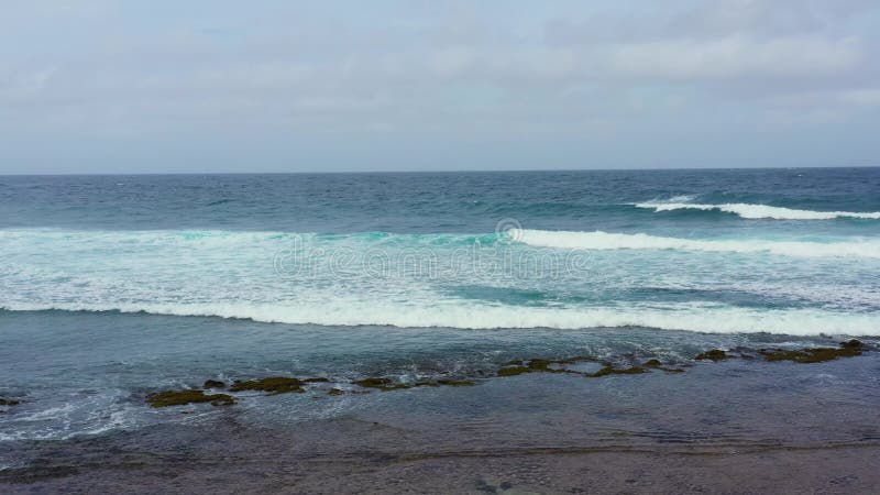 Vogelperspektive zu den Meereswogen. Hintergrund des blauen Wasser.