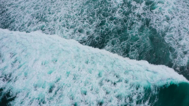 Vogelperspektive zu den Meereswogen. Hintergrund des blauen Wasser.