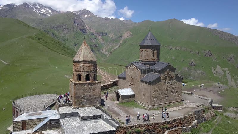 Vogelperspektive zu Gergeti-Dreifaltigkeitskirche nahe Dorf Gergeti in Georgia, unter Berg Kazbegi