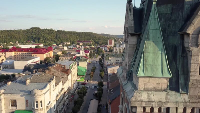 Vogelperspektive zur dominikanischen Kirche von St. Stanislaus in Chortkiv an der goldenen Stunde