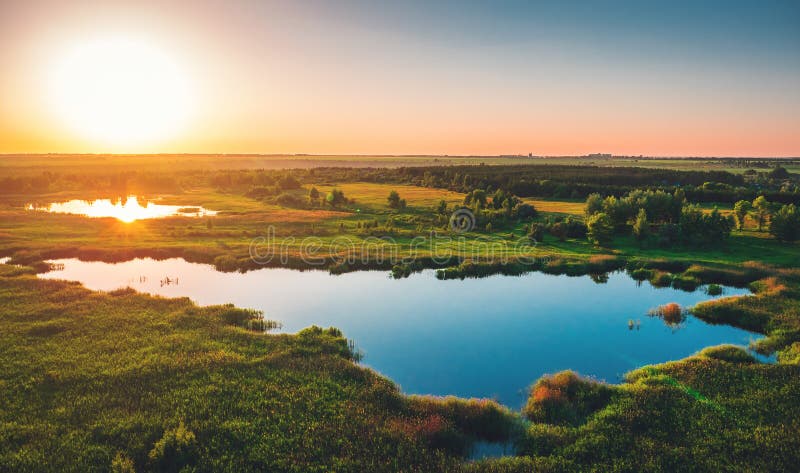 Vogelperspektive über Sommerwald und -see bei Sonnenuntergang, schönes Naturlandschaftspanorama stockbilder
