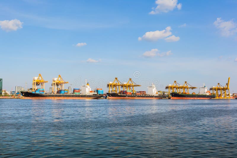 Vogelperspektivebehälter- und -frachtschiff, Import-export, Geschäft lo lizenzfreie stockbilder Vogelperspektivebehälter- und -frachtschiff, Import-export, Geschäft lo lizenzfreie stockbilder