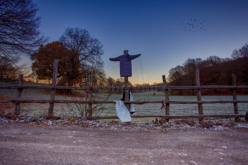Vogelscheuche auf einem Zaun lizenzfreies stockfoto Vogelscheuche auf einem Zaun lizenzfreies stockfoto