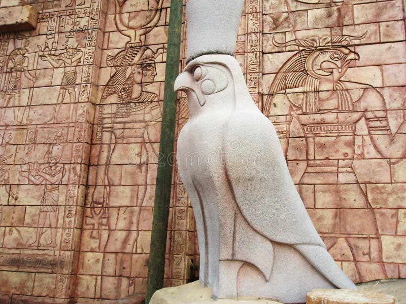Vogelstandbeeld en Egyptische Muur stock foto's