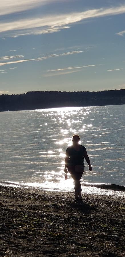 Voglio essere una sirena e una nuotata con il pesce nessun preoccupazioni fotografia stock libera da diritti Voglio essere una sirena e una nuotata con il pesce nessun preoccupazioni fotografia stock libera da diritti
