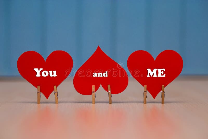 ` Voi e me testo del ` su cuore di carta rosso sulla tavola immagine stock ` Voi e me testo del ` su cuore di carta rosso sulla tavola immagine stock