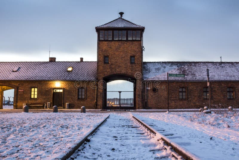 Voie de base au camp de concentration d'Auschwitz Birkenau, Pologne