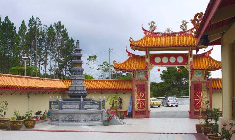 Voie de base et stupa dans le temple de Sam Poh près de Brinchang images stock Voie de base et stupa dans le temple de Sam Poh près de Brinchang images stock