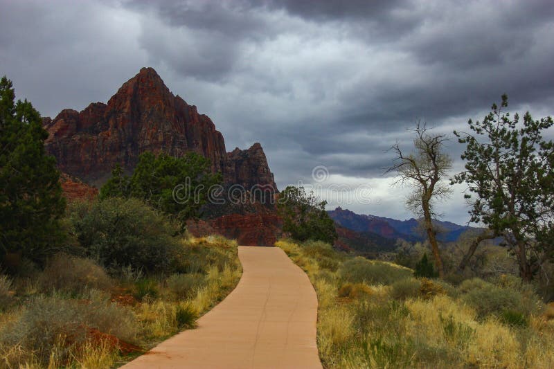 Voie et montagnes rouges chez Zion National Park-Utah photographie stock libre de droits Voie et montagnes rouges chez Zion National Park-Utah photographie stock libre de droits