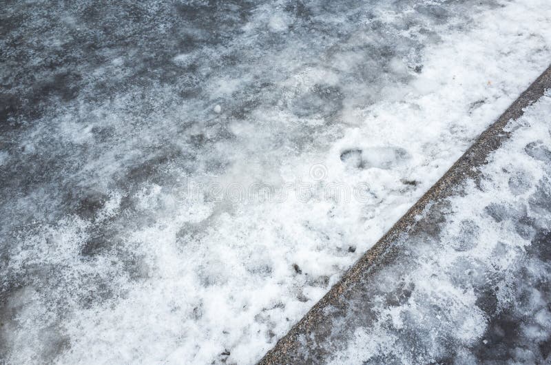 Voie urbaine d'hiver Glace et neige humide images stock Voie urbaine d'hiver Glace et neige humide images stock