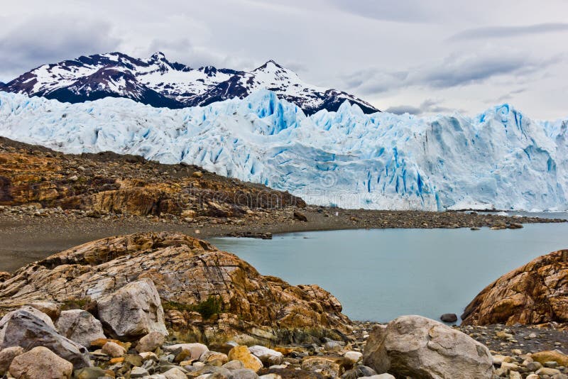 Voies de meulage sur des roches du déplacement lourd de glacier photos stock Voies de meulage sur des roches du déplacement lourd de glacier photos stock