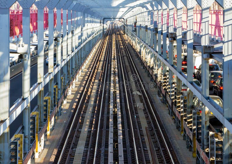 Voies de souterrain de NYC à travers le pont de Williamsburg à New York CIT photo stock Voies de souterrain de NYC à travers le pont de Williamsburg à New York CIT photo stock