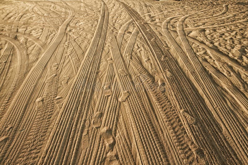 Voies des voitures sur le sable dans le désert image stock Voies des voitures sur le sable dans le désert image stock