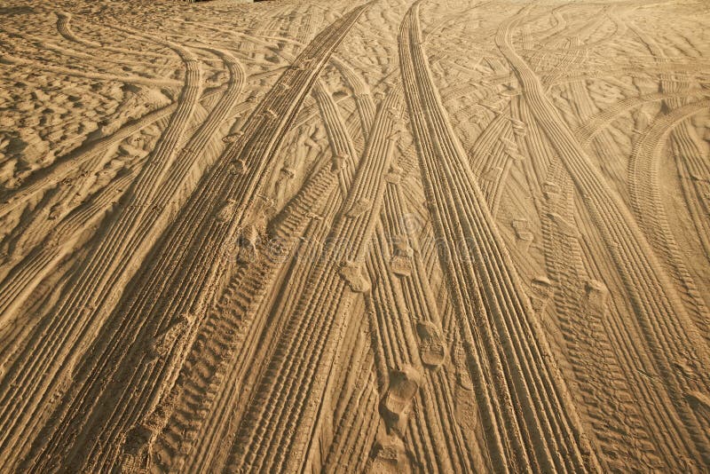 Voies des voitures sur le sable dans le désert images stock Voies des voitures sur le sable dans le désert images stock