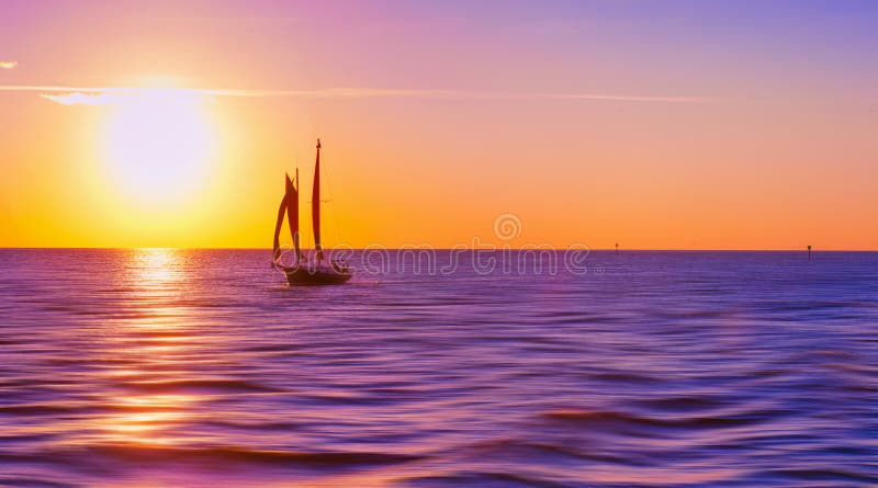 Voilier au coucher du soleil photo libre de droits Voilier au coucher du soleil photo libre de droits