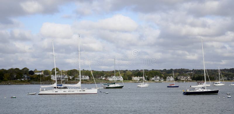 Voiliers ancrés dans un port photographie stock Voiliers ancrés dans un port photographie stock