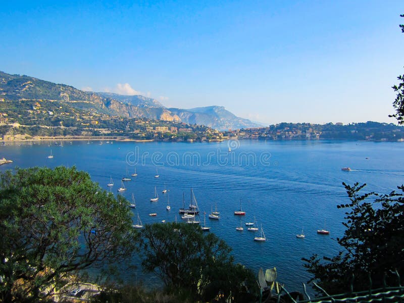 Voiliers un jour brumeux dans les sud de la France photos stock Voiliers un jour brumeux dans les sud de la France photos stock